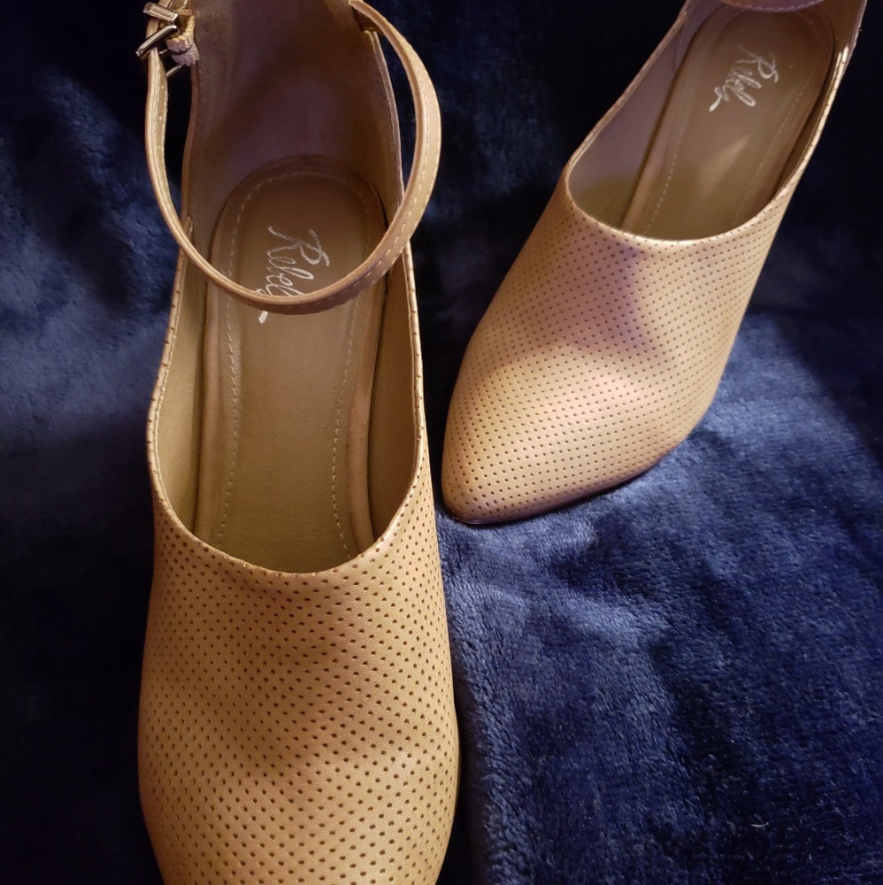 Rebels Size 9 Tan Ankle Strap Wedge Heels